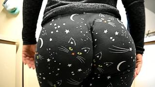 Big ass plumper Kittywife enjoys playing with her juicy ass cheeks on camera
