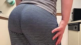 Horny American plumper Kittywife plays with her juicy ass cheeks on camera