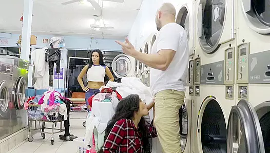 Cock-craving Latina sucks strange guy's XXX submarine in the laundromat