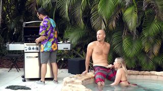 Bitch gives poolside XXX blowjob while her BF doesn't see in outdoor porn